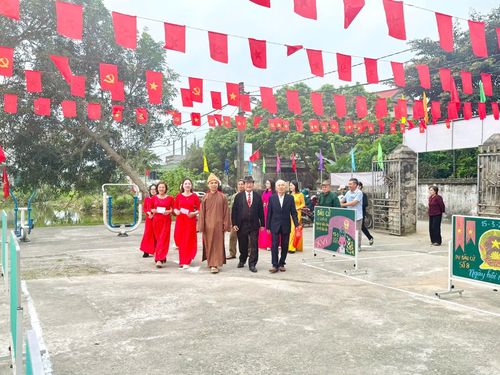 Những cử tri đầu tiên đi bầu cử. Ảnh: Hồng Nhung