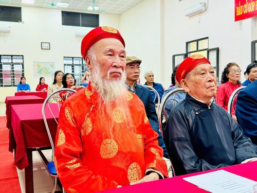 Cụ Phùng Văn Thục (89 tuổi) đi bầu cử. Ảnh: Bảo Thoa