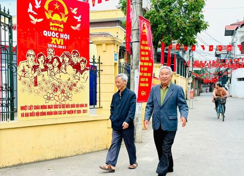 Ông Phùng Văn Tuấn (phải ảnh) đã trải qua 16 kỳ bầu cử. Ảnh: Phương Xuyến