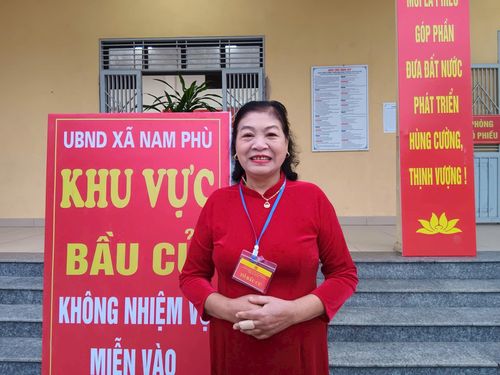 Bà Phùng Thị Nhã, Hội trưởng Hội Cựu chiến binh thôn Thọ Am chia sẻ cảm xúc trước giờ bầu cử. Ảnh: Bảo Thoa