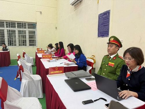 Khu vực bàn phát phiếu. Ảnh: Nguyên Anh