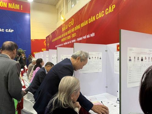Các công dân, đặc biệt là người lớn tuổi luôn được các cán bộ của tổ bầu cử hướng dẫn chi tiết, cẩn thận.. Ảnh: Nguyên Anh