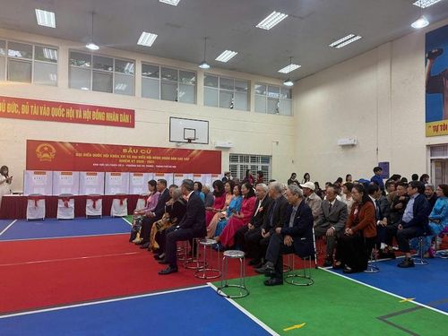 Rất đông cử tri có mặt từ sớm. Ảnh: Nguyên Anh