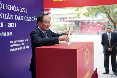 Đồng chí Nguyễn Ngọc Tuấn - Phó trưởng đoàn Đại biểu Quốc hội Thành phố Hà Nội, nguyên Phó Bí thư Thành ủy khóa XVII, Chủ tịch HĐND TP khóa XV bỏ phiếu tại điểm bầu cử số 3 - Phường Kim Liên. Ảnh: PV