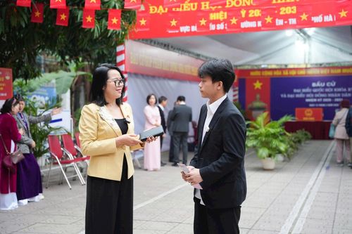 Bạn Lê Hà Khoa, học sinh trường THPT Kim Liên, cử tri trẻ lần đầu đi bỏ phiếu trao đổi với phóng viên Cơ quan Báo và Phát thanh, truyền hình Hà Nội. Ảnh: PV