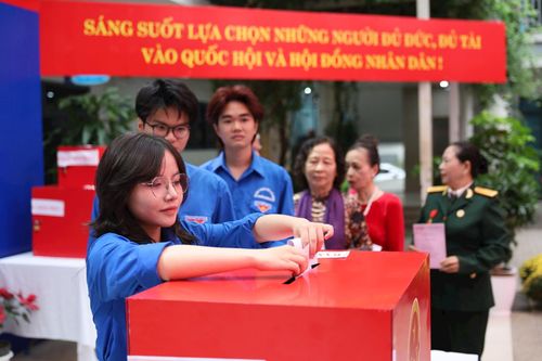 Các bạn trẻ thực hiện quyền cử tri. Ảnh: Hoa Thành