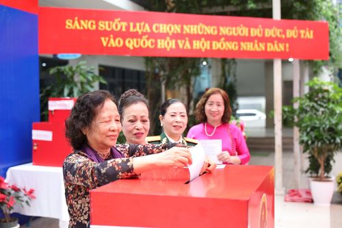 Cử tri phụ nữ của phường thực hiện bỏ phiếu. Ảnh: Hoa Thành