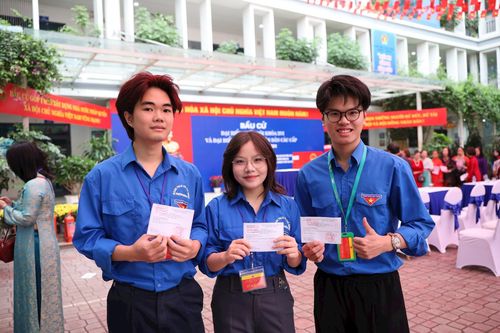 Các bạn trẻ phấn khởi khi vừa được thực hiện nhiệm vụ của tổ bầu cử, vừa là những cử tri lần đầu được bầu cử. Ảnh: Hoa Thành