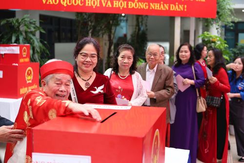 Các cử tri cao tuổi thực hiện quyền và nghĩa vụ công dân. Ảnh: Hoa Thành