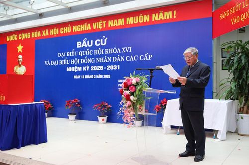 Đại diện tổ bầu cử trình bày diễn văn khai mạc bầu cử đại biểu Quốc hội khóa XVI và đại biểu HĐND các cấp nhiệm kỳ 2026 - 2031. Ảnh: Hoa Thành