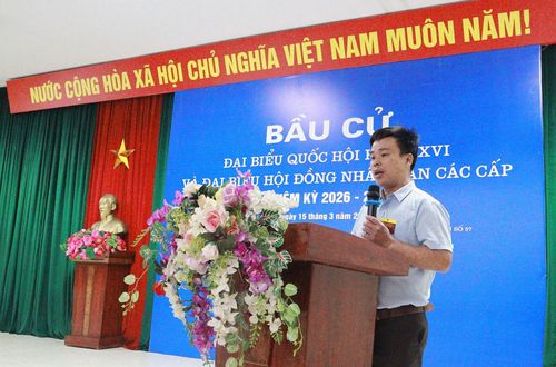 Ông Nguyễn Tiến Giang, tổ trưởng Tổ bầu cử Khu vực bỏ phiếu số 57, thôn Phú Đa phát biểu khai mạc. Ảnh: Nguyễn Mai