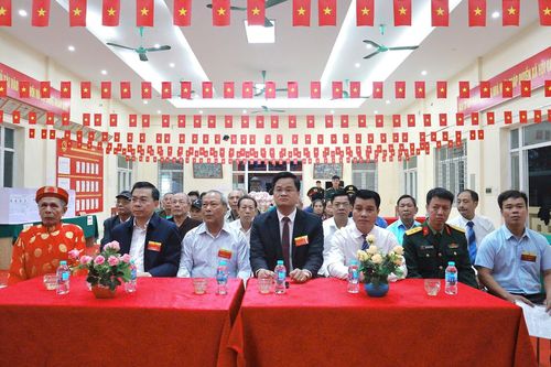 Các đại biểu và cử tri dự lễ khai mạc bỏ phiếu sớm tại Khu vực bỏ phiếu số 57 (thôn Phú Đa). Ảnh: Nguyễn Mai