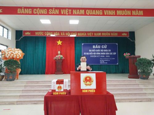Đồng chí Đặng Văn Cảnh bỏ phiếu tại khu vực bầu cử số 22. Ảnh: Biên Phạm