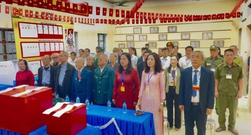 Phó Bí thư Thường trực Đảng ủy xã Mỹ Đức Nguyễn Thị Thúy Hòa dự khai mạc tại khu vực bỏ phiếu số 7. Ảnh: Biên Phạm