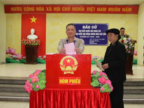 Chủ tịch UBND xã Mỹ Đức Nguyễn Quang Đường – bầu cử tại khu vực bỏ phiếu số 14. Ảnh: Biên Phạm