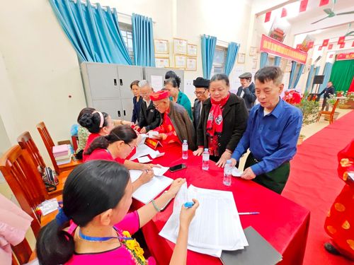 Cử tri xã Hưng Đạo có mặt từ sớm để tham gia bỏ phiếu.