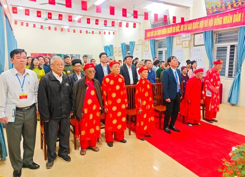 Không khí rộn ràng tại khu vực bỏ phiếu ở xã Hưng Đạo trong sáng ngày bầu cử.