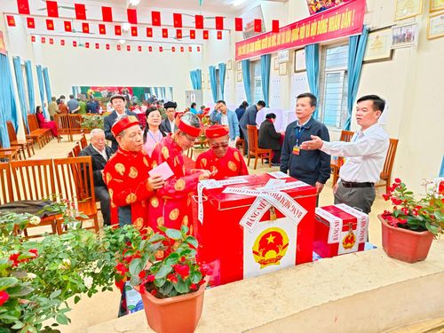 Những lá phiếu đầu tiên được cử tri xã Hưng Đạo gửi gắm niềm tin tại khu vực bỏ phiếu.