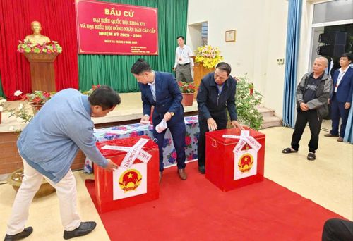 Hòm phiếu được kiểm tra, niêm phong trước sự chứng kiến của cử tri.