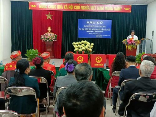 Đúng 6 giờ 30 phút, các khu vực bỏ phiếu của phường đồng loạt diễn ra lễ khai mạc.