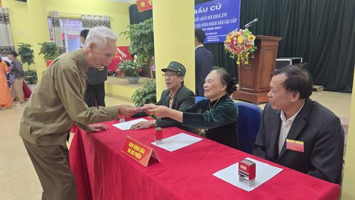 Công tác bỏ phiếu diễn ra theo đúng quy trình.