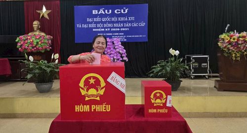 Những cử tri đầu tiên trên địa bàn tham gia bỏ phiếu.