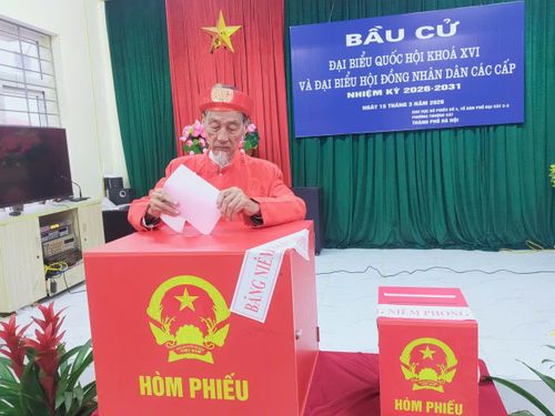 Những cử tri cao tuổi đầu tiên trên địa bàn tham gia bỏ phiếu.