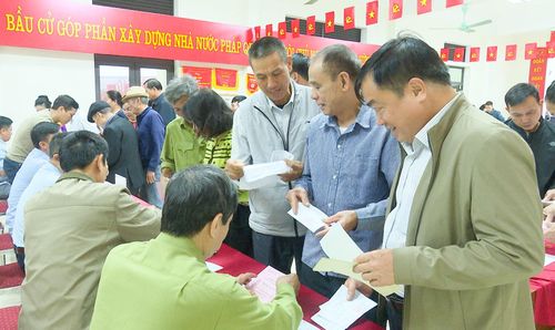 Cử tri bỏ phiếu với tinh thần phấn khởi, nghiêm túc. Ảnh: Phương Nga