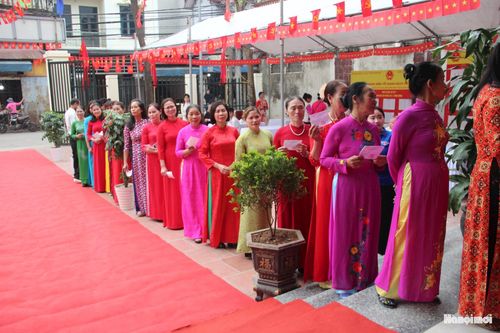 Không khí bỏ phiếu tại các khu vực bầu cử diễn ra trang trọng, nghiêm túc. Ảnh: T.H