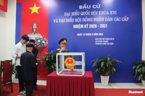 Thiếu tướng Lê Đức Tụ thực hiện quyền cử tri tại khu vực bầu cử. Ảnh: T.H