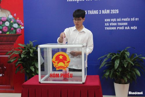 Cử tri trẻ tuổi tham gia bầu cử tại khu vực bỏ phiếu số 01, xã Vĩnh Thanh. Ảnh: TH