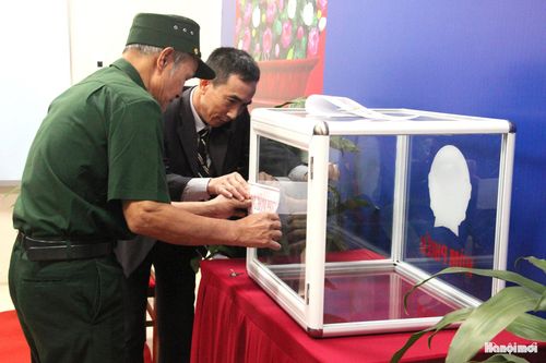 Công tác kiểm tra, niêm phong hòm phiếu được thực hiện nghiêm túc, đúng quy định. Ảnh: TH