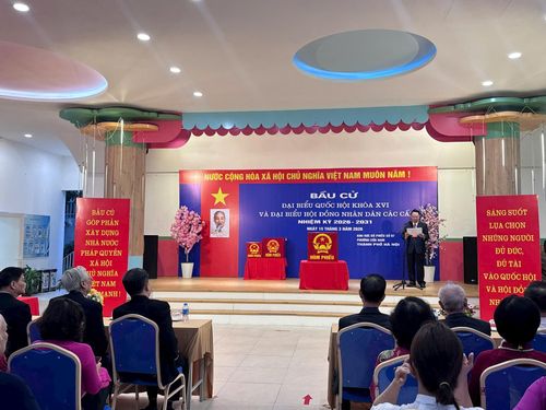 Không khí ngày bầu cử diễn ra trang trọng, nghiêm túc và đúng quy định tại các điểm bỏ phiếu phường Cửa Nam. Ảnh: PV