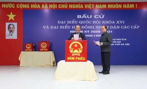 Nguyên Ủy viên Bộ Chính trị, nguyên Chủ tịch Quốc hội Nguyễn Sinh Hùng bỏ phiếu bầu cử tại Khu vực bỏ phiếu số 08. Ảnh: PV