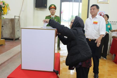 Đặt trọn niềm tin trên lá phiếu. Ảnh: Vi Giáng