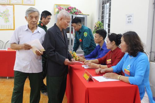 Các cử tri đến bỏ phiếu theo quy trình.