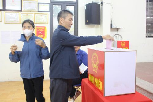 Các cử tri gửi gắm niềm tin qua lá phiếu. Ảnh: Vi Giáng