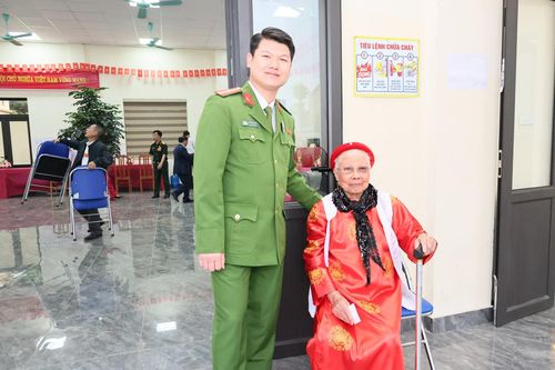 Cụ Đặng Thị Tít (96 tuổi, thôn Ứng Hòa) là cử tri cao tuổi nhất của xã đi bầu cử. Ảnh: Phương Ngân