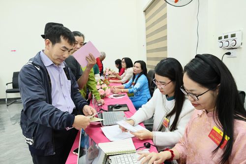 Cử tri xã Quảng Bị phấn khởi đi bỏ phiếu. Ảnh: Phương Ngân