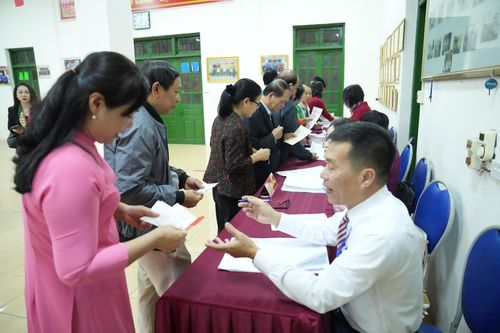 Phát phiếu bầu cử cho cử tri. Ảnh: Thiên Tú