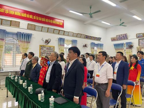 Chủ tịch UBND xã Đan Phượng Nguyễn Viết Đạt dự lễ khai mạc tại khu vực bầu cử thôn Đại Phú. Ảnh: Hồng Dân