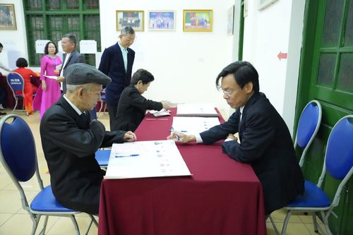 Hướng dẫn cử tri nghiên cứu tiểu sử các ứng cử viên. Ảnh: Thiên Tú