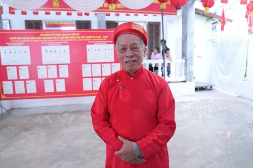 Cử tri Nguyễn Đình Hoàn, 87 tuổi, phố Thụy Ứng, xã Đan Phượng hân hoan đi bầu cử. Ảnh: Thiên Tú