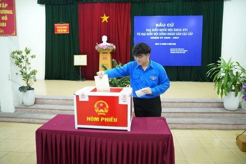 Cử tri Nguyễn Quang Quân, sinh năm 2007 lần đầu tiên tham gia bầu cử. Ảnh: Thiên Tú