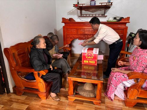 Đối với những cử tri cao tuổi, sức khỏe yếu hoặc không thể trực tiếp đến điểm bỏ phiếu, tổ bầu cử đã sử dụng hòm phiếu di động để tạo điều kiện cho cử tri thực hiện quyền bầu cử. Ảnh: Phương Hạnh