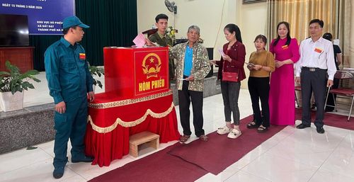 Cư tri bỏ phiếu tại khu vực bỏ phiếu số 7, xã Bất Bạt. Ảnh: Ngọc Anh