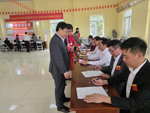 Phó Bí thư Đảng ủy, Chủ tịch UBND xã Bất Bạt Nguyễn Ngọc Tú kiểm tra tại các khu vực bỏ phiếu. Ảnh: Phương Hạnh