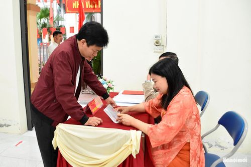 Theo Ủy ban bầu cử xã Hoài Đức, toàn xã có 47.808 cử tri, được phân thành 6 đơn vị bầu cử với 31 khu vực bỏ phiếu. Để chuẩn bị tốt nhất cho ngày bầu cử, cấp ủy, chính quyền xã Hoài Đức đã chủ động kiện toàn bộ máy tổ chức, xây dựng kế hoạch và lộ trình triển khai cụ thể. Các quy trình từ thành lập tổ bầu cử đến phối hợp với các cơ quan chuyên môn được thực hiện chặt chẽ, bảo đảm đúng quy định của pháp luật. Công tác bảo đảm an ninh trật tự được lực lượng chức năng triển khai đồng bộ với các phương án bảo vệ nhiều lớp, tăng cường nắm bắt tình hình địa bàn, kịp thời xử lý các yếu tố phát sinh.
