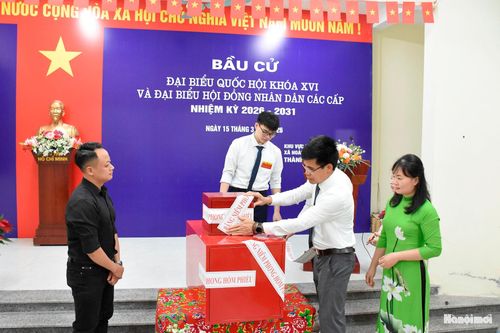 Sau khi kiểm tra và xác nhận không có gì bên trong, hòm phiếu được đóng và niêm phong bằng giấy có đóng dấu của Tổ bầu cử.