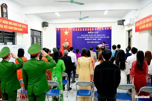 Ghi nhận tại khu vực bỏ phiếu số 31 xã Hoài Đức được đặt tại Nhà văn hóa thôn Yên Vĩnh, không khí lễ khai mạc diễn ra trang nghiêm, đúng luật.